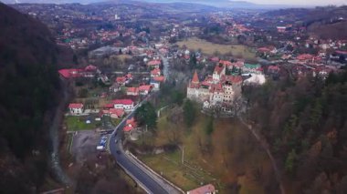 Bran Kalesi 'nin ve çevresindeki köyün, yolların, evlerin ve kışın dağ manzarasının insansız hava aracı görüntüleri. Öğleden sonra Romanya 'nın Bran kentinde, seyahat ve belgesel kullanımı için çekilmiştir..