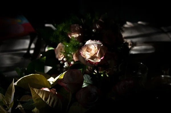 Rosas y ramos de flores para la novia — Foto de Stock