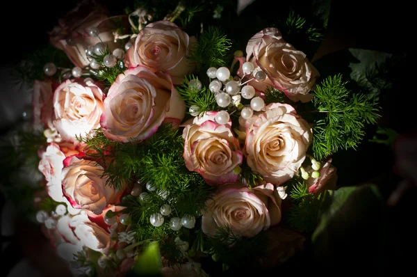 Rosas e buquês da noiva — Fotografia de Stock