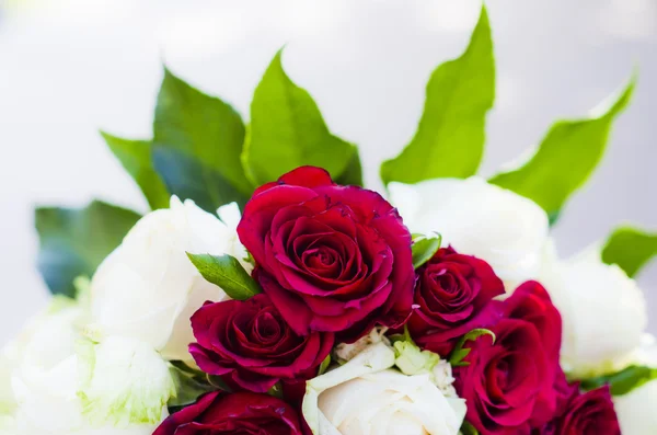 Rosas e flores vermelhas da noiva — Fotografia de Stock