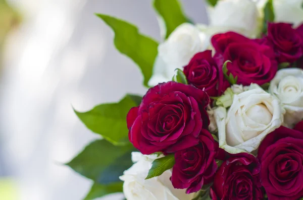 Rosas e flores vermelhas da noiva — Fotografia de Stock