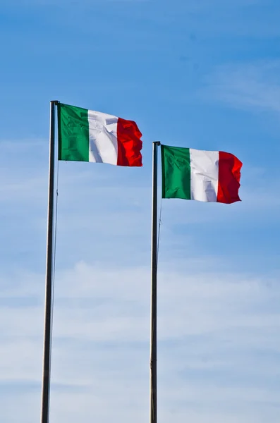 Mavi gökyüzünde İtalyan bayrakları — Stok fotoğraf