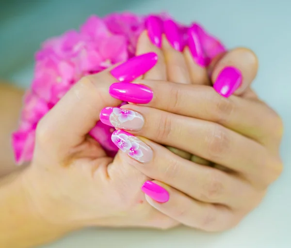 Färgade naglar för våren — Stockfoto