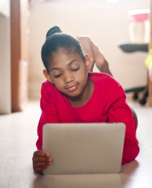 Kız çalışmaları ve bir tablet ile çalış.