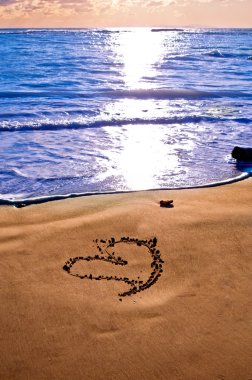 gün batımında sahilde bir kalp