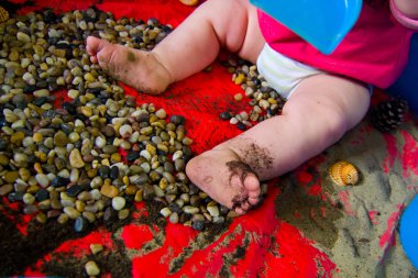 plajda oynayan çocuk