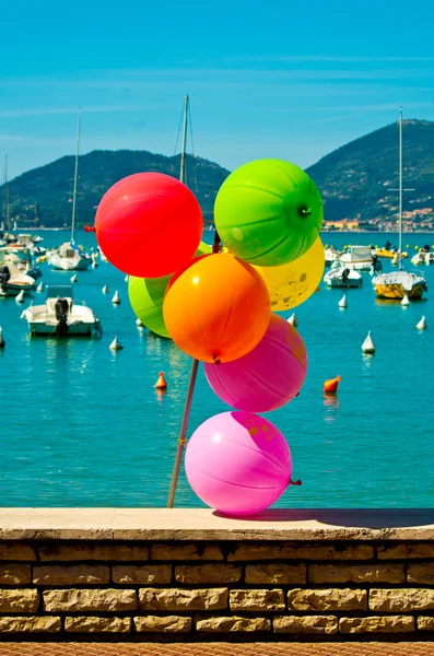 Gekleurde ballonnen aan de kust — Stockfoto