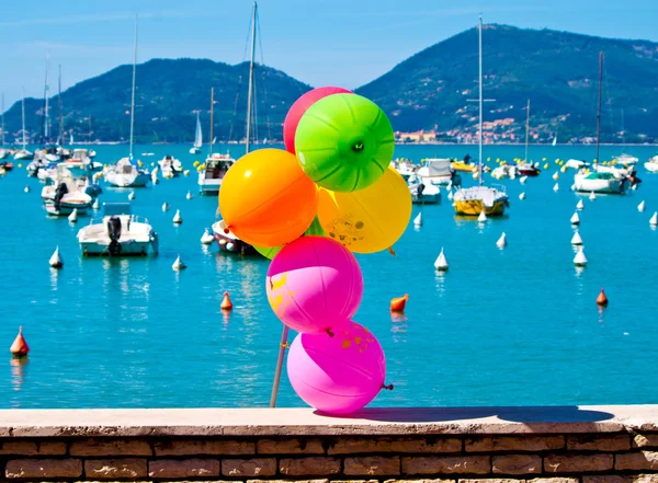 Gekleurde ballonnen aan de kust — Stockfoto