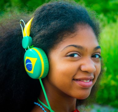 Olimpiyat Oyunları için beklerken Brezilyalı kız scolta müzik