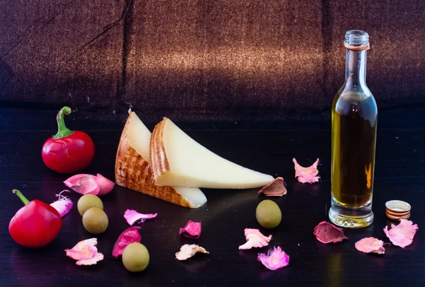 Středomořská předkrm s pikantní chilli, sýr a olivový olej — Stock fotografie