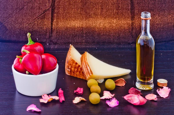 Středomořská předkrm s pikantní chilli, sýr a olivový olej — Stock fotografie