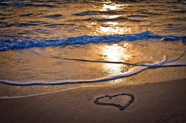 Serce na plaży o zachodzie słońca — Zdjęcie stockowe
