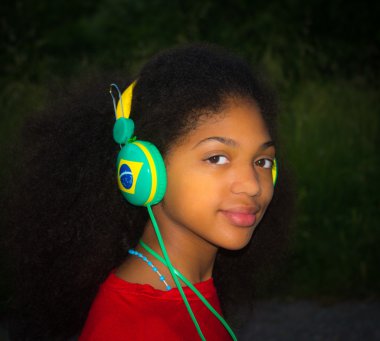 Olimpiyat Oyunları için beklerken Brezilyalı kız scolta müzik