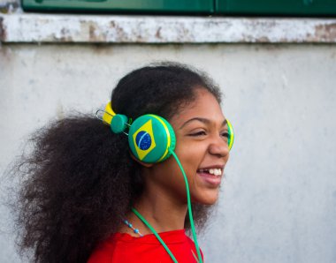 Olimpiyat Oyunları için beklerken Brezilyalı kız scolta müzik