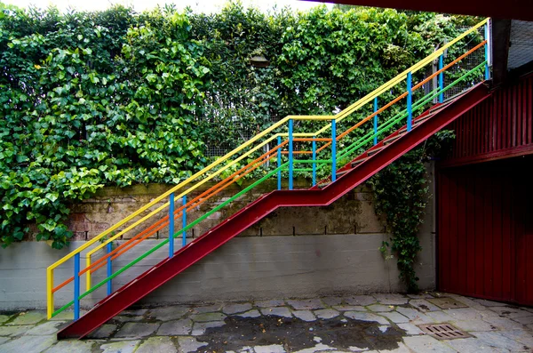Масштаб со ступенями, раскрашенными всеми цветами — стоковое фото