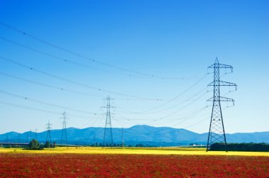kırsal kesimde dev elektrik direkleri