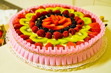 Taze meyve ile yaz pasta