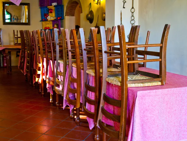 Stühle und Tische in einem leeren Restaurant — Stockfoto