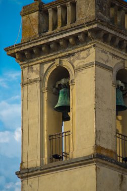 Antik çan kulesi ile bronz çan