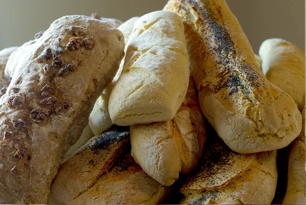 Vitt bröd med solrosfrön, vallmofrön och nötter — Stockfoto