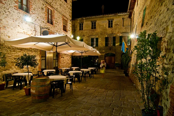 Jantar romântico no pequeno restaurante italiano — Fotografia de Stock