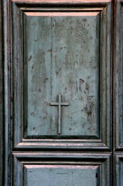 Antik kilise kapısına haç