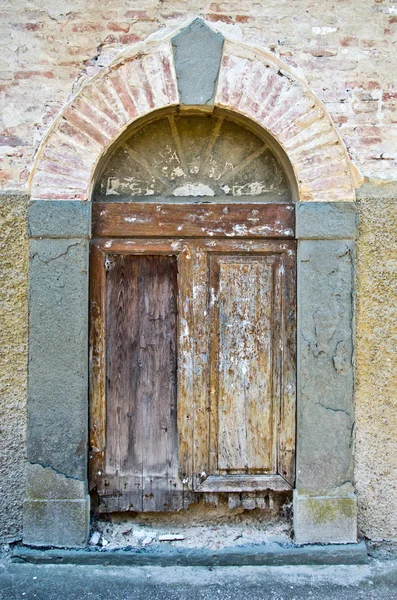 Старинная деревянная дверь исторического здания — стоковое фото