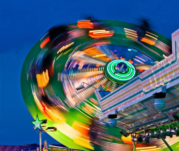 Twinkelende lichtjes en zet in de nacht van het carnaval — Stockfoto