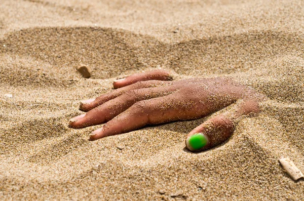 Hand in Lijkstijfheid op het strand — Stockfoto