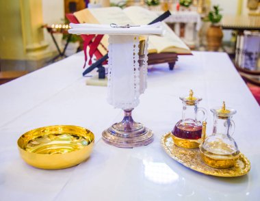 Şarap kadehi, İsa 'nın kanı ve mesihli ciboryum, İsa' nın bedeni, ve şarap ve suyla ampule kutsanmak için Papa Francesco 'nun kiliselerinin diğer kiliselerinde.