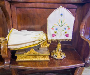 Kilisenin eski kilisesindeki ayin için rahibin giysileri ve cüppeleri.