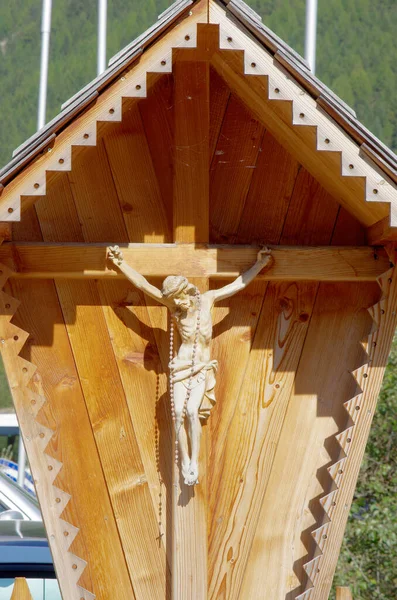 私たちのために十字架につけられたイエス キリストの彫刻となった山の木 — ストック写真