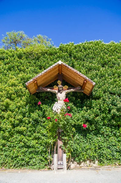 Gebirgswald Der Einer Skulptur Des Für Uns Gekreuzigten Jesus Christus — Stockfoto