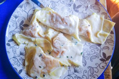Bir tabak yumurta makarna, ravioli, balkabağı dolması ve sosisle doldurulmuş, tereyağı ve adaçayı ile tatlandırılmış, öğle yemeği için.