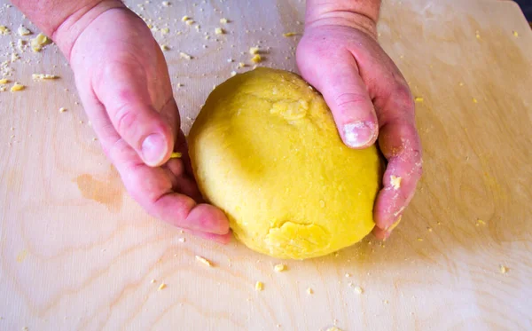 Händer Den Italienska Hemmafrun Förbereda Ägg Pasta Med Mjöl Vatten — Stockfoto