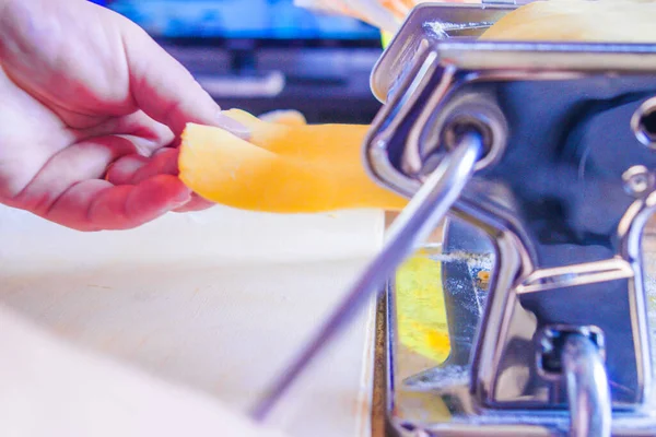 Ιταλίδα Νοικοκυρά Παραδοσιακή Χειροκίνητη Θήκη Ρολά Ζυμαρικά Αυγό Χρώμα Του — Φωτογραφία Αρχείου