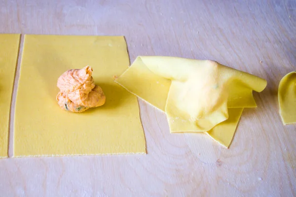Ruka Italské Hospodyně Připravuje Obědu Vaječné Těstoviny Ravioli Tortelli Plněné — Stock fotografie