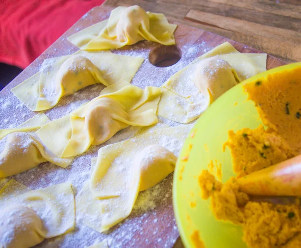 Ręka Włoskiej Gospodyni Domowej Przygotowuje Makaron Jajeczny Ravioli Tortelli Nadziewane — Zdjęcie stockowe