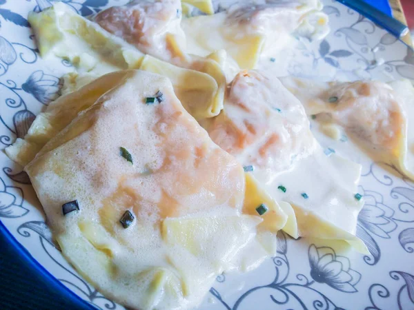卵パスタのプレート ラビオリ カボチャの詰め物とソーセージ バターとセージで味付け パーティーのランチのために — ストック写真