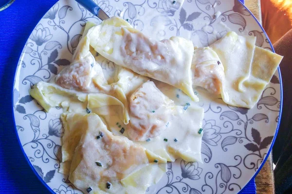 Bord Eierpasta Ravioli Gevuld Met Pompoenvulling Worst Smaak Gebracht Met — Stockfoto