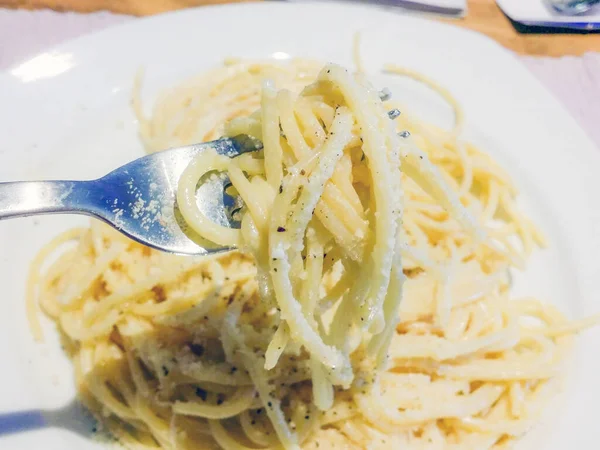 Talya Öğle Yemeği Için Spagetti Makarna Tereyağı Peynir Biber Otlarla — Stok fotoğraf