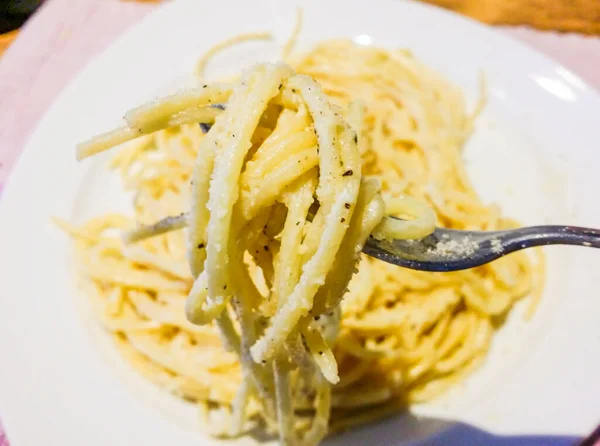 Ångkokande Tallrik Spaghetti Pasta Till Partylunchen Italien Kryddad Med Alfredo — Stockfoto