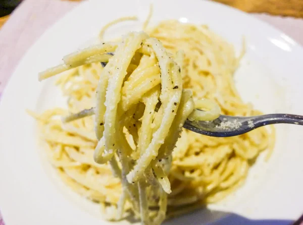 Dampende Schotel Spaghetti Pasta Voor Feestlunch Italië Gekruid Met Alfredo Rechtenvrije Stockfoto's