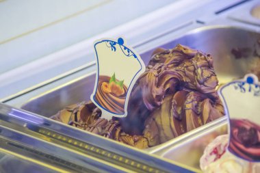 Sergilenen pek çok lezzetli tadı olan dondurma dükkanı, çikolata, şam fıstığı, krema, fındık, süt, meyve, şeker