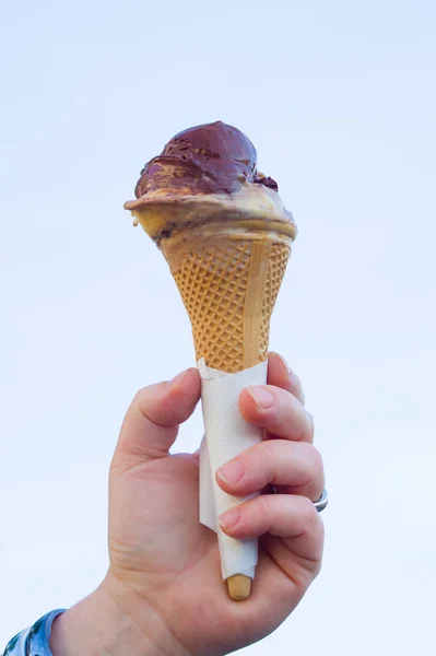 Dondurma Külahı Sıcak Yaz Için Taze Pek Çok Lezzetli Tadı — Stok fotoğraf