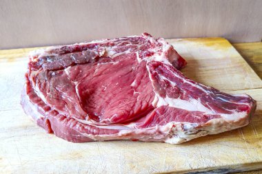 Kemiklerde biftek, olgunlaşmış, barbekü ve öğle yemeği için hazır, Floransa bifteği, sağlığın için protein.