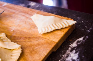 Hamur tatlısı, mortadella, peynir ve yumurta ile fırında pişirilmiş ev yapımı lezzetli atıştırmalıklar.