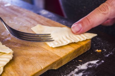 Hamur tatlısı, mortadella, peynir ve yumurta ile fırında pişirilmiş ev yapımı lezzetli atıştırmalıklar.