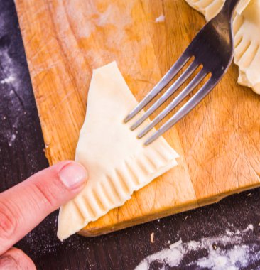 Hamur tatlısı, mortadella, peynir ve yumurta ile fırında pişirilmiş ev yapımı lezzetli atıştırmalıklar.