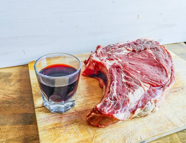 骨に牛のステーキ よく成熟 あなたのバーベキューや昼食の準備ができて フィレンツェのステーキ 良い本物の赤ワインのガラスと — ストック写真